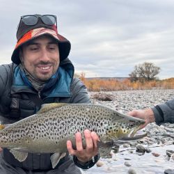 El Limay, con sus desafiantes rápidos, sus cambiantes paisajes y la dificultad que siempre presenta, sorprende y cautiva, alimentando el deseo de los aficionados de volver una y otra vez. Su pesca, incomparable, es solo una de sus muchas recompensas.