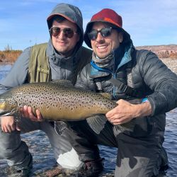 El Limay, con sus desafiantes rápidos, sus cambiantes paisajes y la dificultad que siempre presenta, sorprende y cautiva, alimentando el deseo de los aficionados de volver una y otra vez. Su pesca, incomparable, es solo una de sus muchas recompensas.