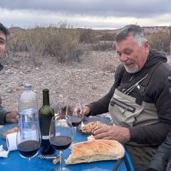 El Limay, con sus desafiantes rápidos, sus cambiantes paisajes y la dificultad que siempre presenta, sorprende y cautiva, alimentando el deseo de los aficionados de volver una y otra vez. Su pesca, incomparable, es solo una de sus muchas recompensas.