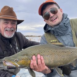 El Limay, con sus desafiantes rápidos, sus cambiantes paisajes y la dificultad que siempre presenta, sorprende y cautiva, alimentando el deseo de los aficionados de volver una y otra vez. Su pesca, incomparable, es solo una de sus muchas recompensas.