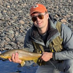 El Limay, con sus desafiantes rápidos, sus cambiantes paisajes y la dificultad que siempre presenta, sorprende y cautiva, alimentando el deseo de los aficionados de volver una y otra vez. Su pesca, incomparable, es solo una de sus muchas recompensas.
