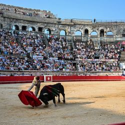 El matador español Borja Jiménez realiza un pase a un toro de lidia Victorino Martín durante la Feria de Pentecostés en Nimes, sur de Francia. | Foto:GABRIEL BOUYS / AFP