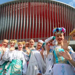 Imagen de mujeres vestidas con atuendos tradicionales posan para una fotografía grupal frente al Estadio Nacional de Fútbol de Bielorrusia, un proyecto histórico construido con apoyo chino, en Minsk, Bielorrusia. | Foto:Xinhua/Henadz Zhinkov