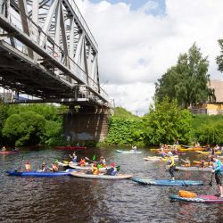 Imagen de personas participando en el maratón de canoas Petrovskiy, en San Petersburgo, Rusia. El maratón de canoas atrajo a más de 3.000 participantes. | Foto:Xinhua/Irina Motina