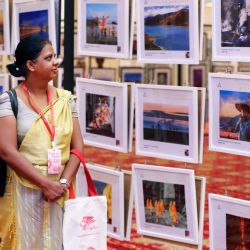 Imagen de una mujer visitando la Exposición de Fotografía Cultural Sri Lanka-China 2025 en la Oficina del Primer Ministro de Sri Lanka, en Colombo. | Foto:Xinhua/Ajith Perera