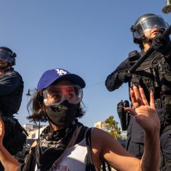 Manifestantes se enfrentaron con agentes del orden en las calles que rodean el edificio federal durante una protesta tras los operativos federales de inmigración en Los Ángeles, California. | Foto:RINGO CHIU / AFP