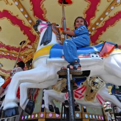 Niños juegan durante el primer día del Eid al-Adha, en Beirut, Líbano. | Foto:Xinhua/Bilal Jawich