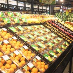 Una clienta compra frutas en un supermercado, en Shijiazhuang, en la provincia de Hebei, en el norte de China. El índice de precios al consumidor (IPC) de China, uno de los principales indicadores de la inflación, registró en mayo una caída interanual del 0,1 por ciento, según datos oficiales. | Foto:Xinhua/Jia Minjie