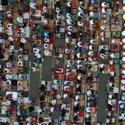 Vista aérea tomada con un dron de personas realizando la oración de Eid al-Adha, en Jatinegara, en Yakarta, Indonesia. | Foto:Xinhua/Veri Sanovri