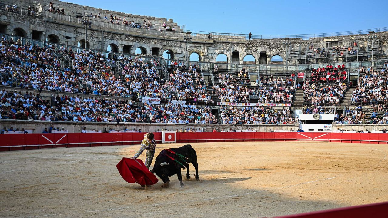 El matador español Borja Jiménez realiza un pase a un toro de lidia Victorino Martín durante la Feria de Pentecostés en Nimes, sur de Francia. | Foto:GABRIEL BOUYS / AFP
