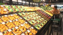 Una clienta compra frutas en un supermercado, en Shijiazhuang, en la provincia de Hebei, en el norte de China. El índice de precios al consumidor (IPC) de China, uno de los principales indicadores de la inflación, registró en mayo una caída interanual del 0,1 por ciento, según datos oficiales.