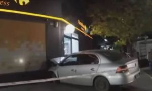 Conductor alcoholizado chocó contra una fachada. 