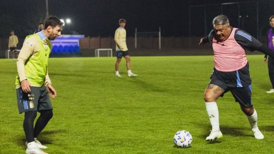 Chiqui Tapia gambeteó a Lionel Messi y explotaron las redes sociales en la previa a Argentina vs Colombia