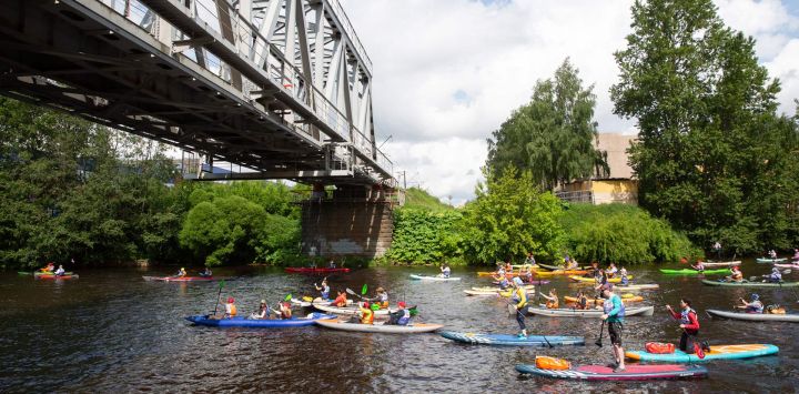 Imagen de personas participando en el maratón de canoas Petrovskiy, en San Petersburgo, Rusia. El maratón de canoas atrajo a más de 3.000 participantes.