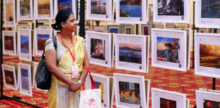 Imagen de una mujer visitando la Exposición de Fotografía Cultural Sri Lanka-China 2025 en la Oficina del Primer Ministro de Sri Lanka, en Colombo.