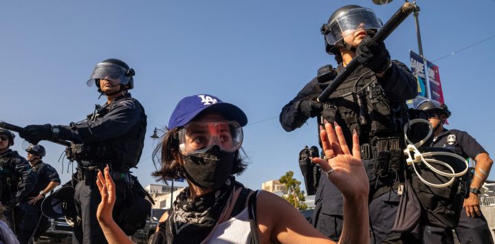 Manifestantes se enfrentaron con agentes del orden en las calles que rodean el edificio federal durante una protesta tras los operativos federales de inmigración en Los Ángeles, California.