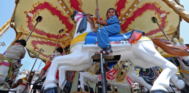 Niños juegan durante el primer día del Eid al-Adha, en Beirut, Líbano.