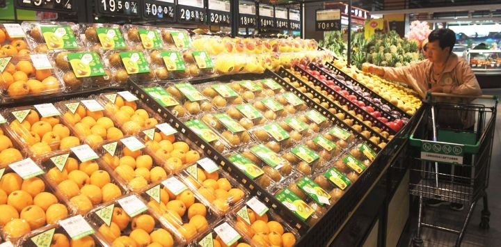 Una clienta compra frutas en un supermercado, en Shijiazhuang, en la provincia de Hebei, en el norte de China. El índice de precios al consumidor (IPC) de China, uno de los principales indicadores de la inflación, registró en mayo una caída interanual del 0,1 por ciento, según datos oficiales.