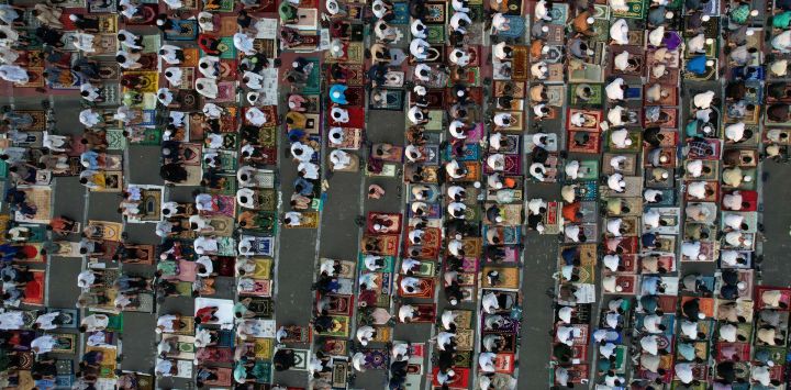 Vista aérea tomada con un dron de personas realizando la oración de Eid al-Adha, en Jatinegara, en Yakarta, Indonesia.