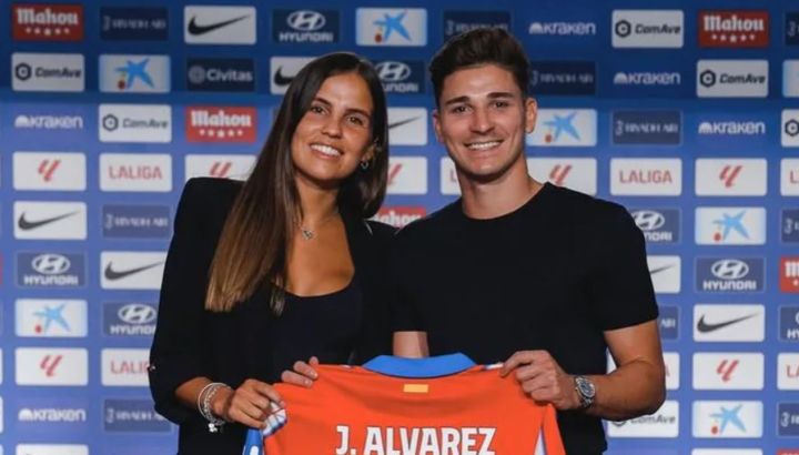 El mal momento que están atravesando Julián Álvarez y su novia en Madrid: "Les tiran huevos"