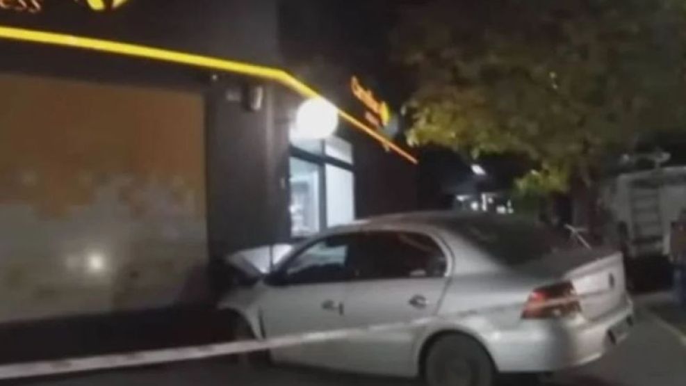 Conductor alcoholizado chocó contra una fachada. 