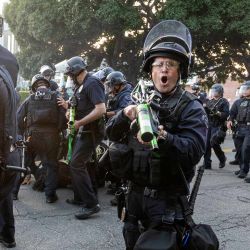 Agentes de policía con equipo antidisturbios alzan armas no letales durante una manifestación tras los operativos federales de inmigración en Los Ángeles. El gobierno del presidente Donald Trump anunció el envío de 700 marines estadounidenses y miles de efectivos adicionales de la Guardia Nacional a Los Ángeles, lo que provocó una furiosa respuesta del gobernador de California por el "desquiciado" despliegue. | Foto:RINGO CHIU / AFP