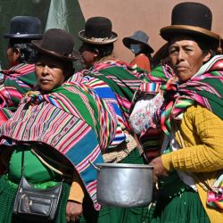 Campesinos aymaras participan en una marcha para exigir al gobierno de Luis Arce una pronta solución a la escasez de dólares y combustibles y al alza del costo de la vida en La Paz, Bolivia. | Foto:AIZAR RALDES / AFP