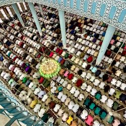Devotos musulmanes ofrecen oraciones de Eid al-Adha en la Mezquita Nacional Baitul Mukarram en Dhaka, Bangladesh. | Foto:MUNIR UZ ZAMAN / AFP
