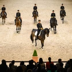 Escuderos del Cadre Noir de Saumur actúan durante un espectáculo ecuestre matutino en Saumur, oeste de Francia. El Cadre Noir es un cuerpo de escuderos o instructores de la academia militar francesa de equitación, la Escuela Nacional de Equitación, que celebra su bicentenario en 2025. | Foto:LOIC VENANCE / AFP