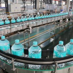 Imagen de empleados trabajando en la línea de producción de agua potable embotellada en Jiangsu Fenghai New Energy Seawater Desalination Development Co., Ltd., en Yancheng, en la provincia de Jiangsu, en el este de China. | Foto:Xinhua/Mao Jun