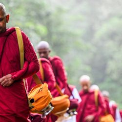 Monjes budistas portan cuencos tradicionales para pedir limosna en Ingiriya, durante el festival religioso Poson Poya, que marca la llegada del budismo a Sri Lanka. | Foto:ISHARA S. KODIKARA / AFP