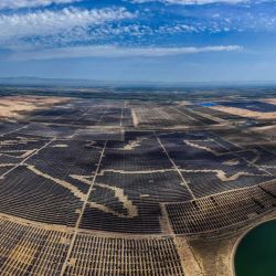 Vista aérea tomada con un dron de un proyecto fotovoltaico, en el Desierto de Kubuqi, en la región autónoma de Mongolia Interior, en el norte de China. | Foto:Xinhua/Lian Zhen