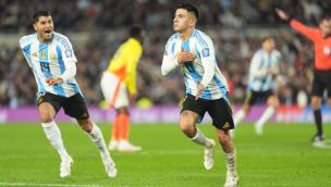 El festejo de Thiago Almada por el gol ante Colombia