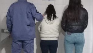 La mujer fue detenida tras esconderse en un baño. 