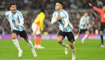 El festejo de Thiago Almada por el gol ante Colombia
