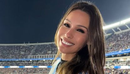 El seleccionado nacional enfrentó a Colombia y la modelo alentó a la celeste y blanca. 