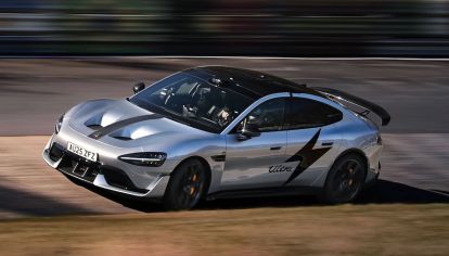 El modelo SU7 Ultra de la marca china realizó la vuelta más rápida entre los vehículos ejecutivos eléctricos en el circuito de Nürburgring, superando al Taycan Turbo GT y al Rimac Nevera.

