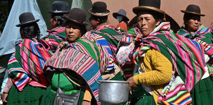 Campesinos aymaras participan en una marcha para exigir al gobierno de Luis Arce una pronta solución a la escasez de dólares y combustibles y al alza del costo de la vida en La Paz, Bolivia.