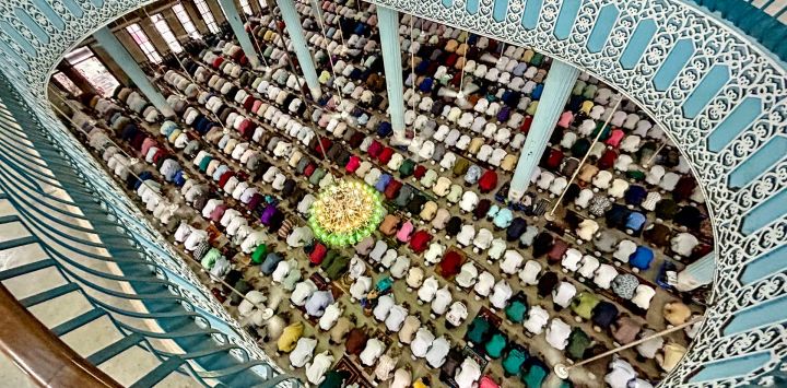 Devotos musulmanes ofrecen oraciones de Eid al-Adha en la Mezquita Nacional Baitul Mukarram en Dhaka, Bangladesh.