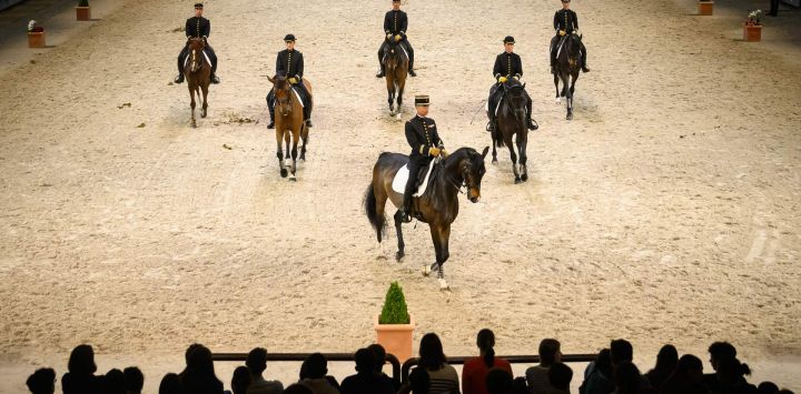 Escuderos del Cadre Noir de Saumur actúan durante un espectáculo ecuestre matutino en Saumur, oeste de Francia. El Cadre Noir es un cuerpo de escuderos o instructores de la academia militar francesa de equitación, la Escuela Nacional de Equitación, que celebra su bicentenario en 2025.