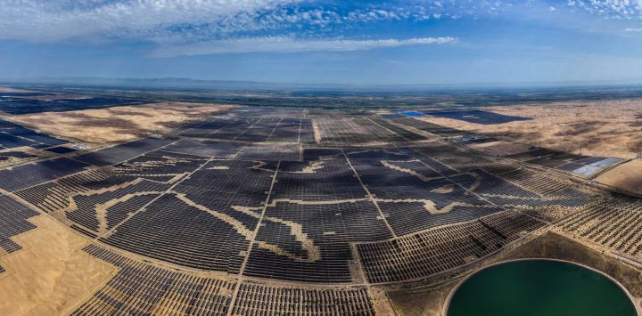 Vista aérea tomada con un dron de un proyecto fotovoltaico, en el Desierto de Kubuqi, en la región autónoma de Mongolia Interior, en el norte de China.