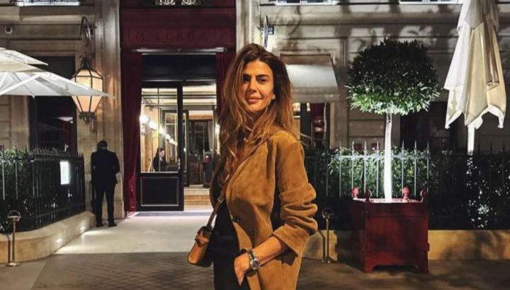 Juliana Awada combina jean y blazer en su look total black y deslumbra en el Malba