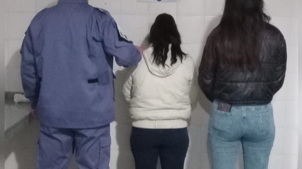 La mujer fue detenida tras esconderse en un baño. 
