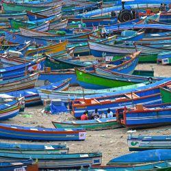 Barcos pesqueros a la orilla del mar Arábigo en Thiruvananthapuram, Kerala, India. | Foto:Indranil Mukherjee / AFP