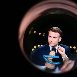 Esta fotografía de una pantalla vista a través de un tubo de plástico, tomada en Mulhouse, muestra al presidente francés, Emmanuel Macron, durante la emisión del programa de televisión "Urgencia océano: un sommet para todo cambio" del canal de televisión francés France 2, en un plató instalado en el marco de la UNOC3, la tercera Conferencia de las Naciones Unidas sobre los Océanos (UNOC), una cumbre de alto nivel sobre la conservación de los océanos celebrada en Niza, en la Riviera Francesa. | Foto:SEBASTIEN BOZON / AFP
