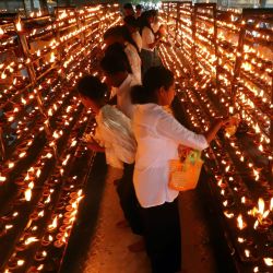 Imagen de devotos budistas participando en un ritual religioso en el Día de Poson Poya en un templo, en Kelaniya, Sri Lanka. El Día de Poson Poya celebra la llegada del budismo a Sri Lanka. | Foto:Xinhua/Ajith Perera