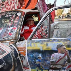 Miguel Aguirre, de 70 años, hincha de River Plate conocido como "El Tucu", sonríe desde el interior de su Ford Falcon 1981 personalizado en Lanús, provincia de Buenos Aires. | Foto:LUIS ROBAYO / AFP