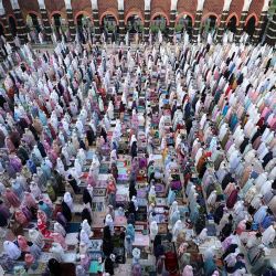 Personas ofrecen oraciones de Eid al-Adha en la mezquita Dian Al-Mahri, en Depok, en Java Occidental, Indonesia. | Foto:Xinhua/Yorri Farli