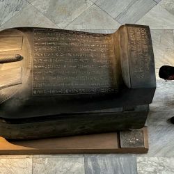 Un hombre junto al sarcófago de piedra de Ahmose-pen, del antiguo Egipto, en el Museo Egipcio de la céntrica plaza Tahrir de El Cairo. | Foto:Khaled Desouki / AFP
