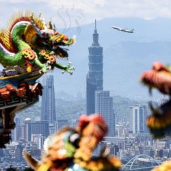 Vista del edificio Taipei 101 desde un templo local en Taipéi, Taiwán. | Foto:I-Hwa Cheng / AFP